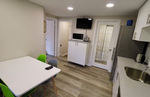 Thornhill Casa | Cozy Two bedroom Suite with BBQ/Backyard