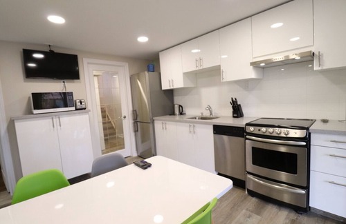 Thornhill Casa | Cozy Two bedroom Suite with BBQ/Backyard