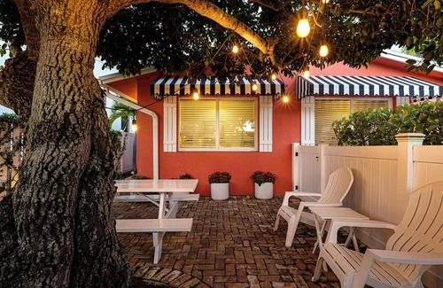 Delray Beach Cabaña | Cozy two bedroom with a private porch in Delray's Hottest Neighborhood