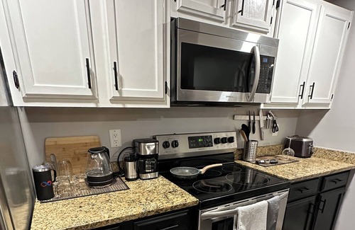 Simpsonville Condominio | Cozy two bedroom with patio and indoor fireplace
