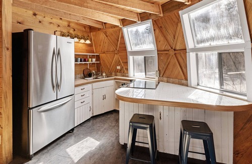 La Pine Casa | Cozy, Unique Geodesic Home in La Pine has Wood Stove, Private Deck, Hot Tub!