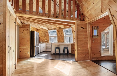 La Pine Casa | Cozy, Unique Geodesic Home in La Pine has Wood Stove, Private Deck, Hot Tub!
