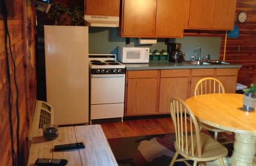 Mountain Pine Casa | COZY UNIT #1 WATERFRONT LOG CABIN
