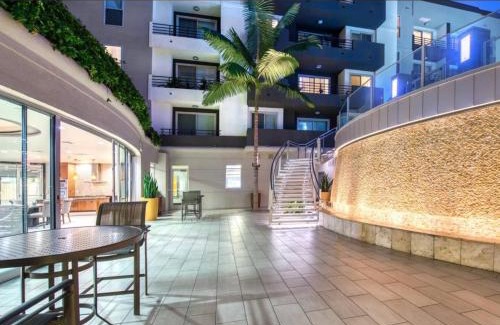Del Rey Apartamento | Cozy Unit Conveniently Located Pool View