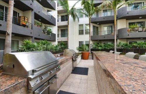 Del Rey Apartamento | Cozy Unit Conveniently Located Pool View