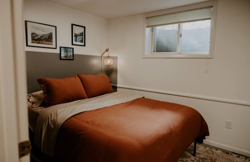Grand Rapids Casa | Cozy MidCentury Cabin Vibe. Summer fun up north!