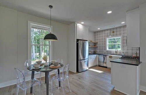 Hartwell Casa | Cozy up to a warm fire and enjoy this fall retreat on beautiful Lake Hartwell.