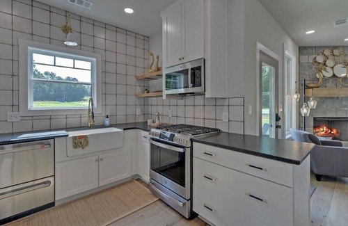 Hartwell Casa | Cozy up to a warm fire and enjoy this fall retreat on beautiful Lake Hartwell.