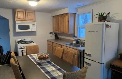 Tawas City Casa | Cozy updated 2 BR on bike path, walk to Lake Huron