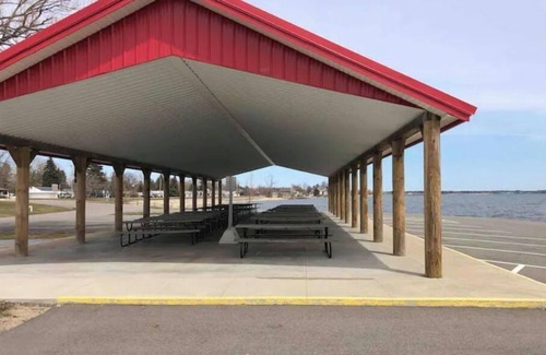 Tawas City Casa | Cozy updated 2 BR on bike path, walk to Lake Huron