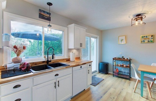 North Canton Casa | Cozy Updated Home W/ Rec Room, Outdoor Bar & Patio