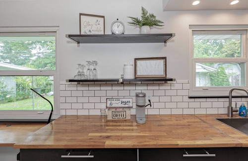 Willoughby Hills Casa | Cozy, updated modern bungalow near Downtown Willoughby