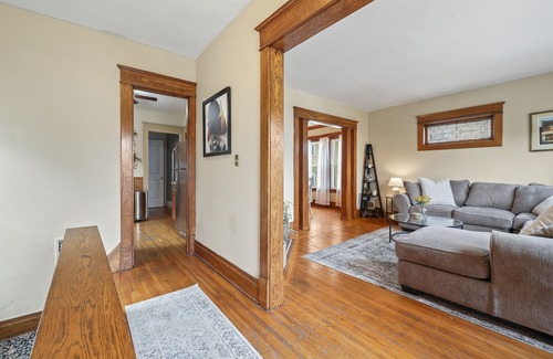 North Buffalo Apartamento | Cozy Upper 3 bed 2 full bath + loft + balcony
