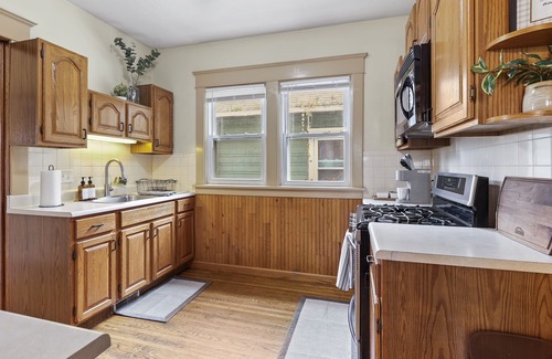 North Buffalo Apartamento | Cozy Upper 3 bed 2 full bath + loft + balcony