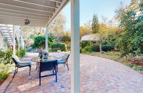 Goleta Apartamento | Cozy upper apartment with private deck, shared patio & firepit - near beach/golf
