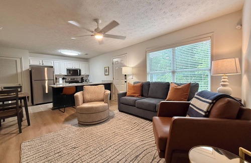 Auburn Condominio | Cozy, Upscale 2-bedroom Condo in Downtown Auburn!!