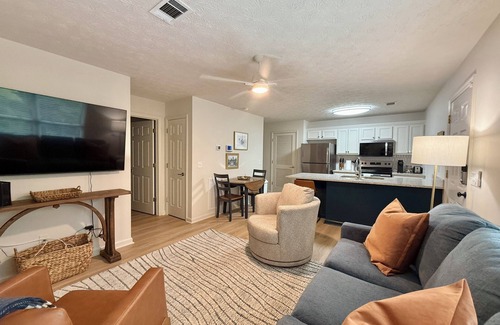 Auburn Condominio | Cozy, Upscale 2-bedroom Condo in Downtown Auburn!!