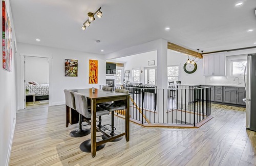 Innisfil Casa | Cozy Upstairs Suite- 2 bedroom Unit with Balcony