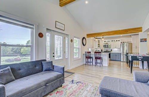 Innisfil Casa | Cozy Upstairs Suite- 2 bedroom Unit with Balcony