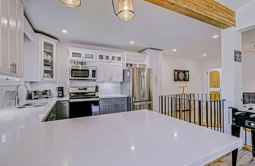Innisfil Casa | Cozy Upstairs Suite- 2 bedroom Unit with Balcony