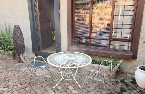 Muckleneuk Casa | Cozy Urban Oasis in Hatfield with 24/7 Security & Modern Comfort and privacy.