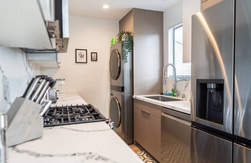 NoHo Arts District Apartamento | COZY URBAN RETREAT: NEWLY REMODELED 1BR NOHO APARTMENT w/ FENCED PATIO (p60)