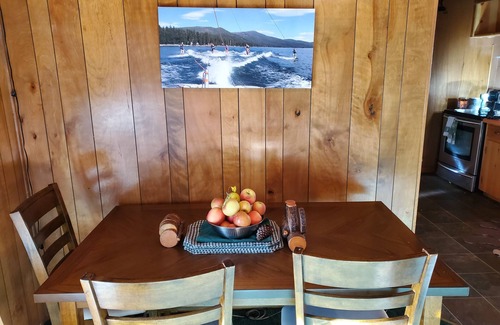 Lake Almanor Country Club Casa | Cozy 2-bedroom Cabin in Lake Almanor Country Club with ample parking