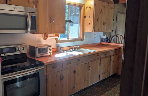 Lake Almanor Country Club Casa | Cozy 2-bedroom Cabin in Lake Almanor Country Club with ample parking
