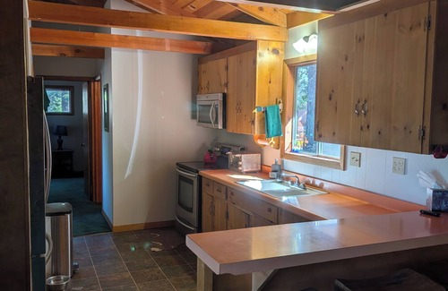 Lake Almanor Country Club Casa | Cozy 2-bedroom Cabin in Lake Almanor Country Club with ample parking