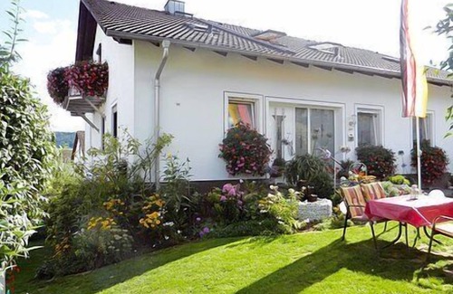 Beilngries Apartamento | Cozy vacation apartment (50 sqm) for up to 2 people with furnished balcony