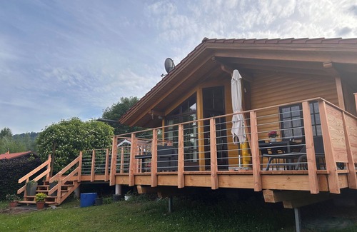 Lauenfoerde Casa | Cozy vacation home with terrace, located directly on a fishing lake.
