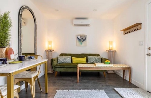 Venice Cabaña | Cozy Venice Guest House ~ 1 bed 1 bath Very Private Courtyard & Entry
