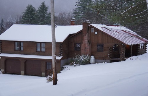 East Randolph Cabina | Cozy Vermont Log Cabin . Wilderness,Pet Friendly!