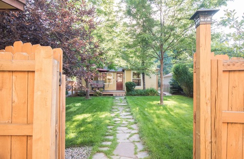 Old Town West Apartamento | Cozy Victorian Cottage in the Heart of Old Town!