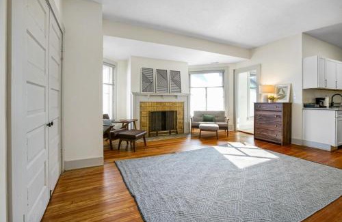 Hough Casa | Cozy Victorian Studio Steps from Cleveland Clinic