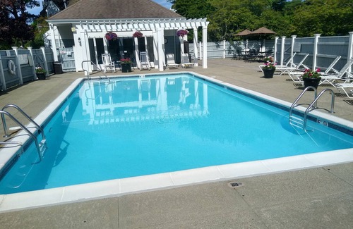 Norwich Condominio | Cozy villa at Spa, 2 min to Mohegan, king-size bed, hot tub, sauna, and pool!