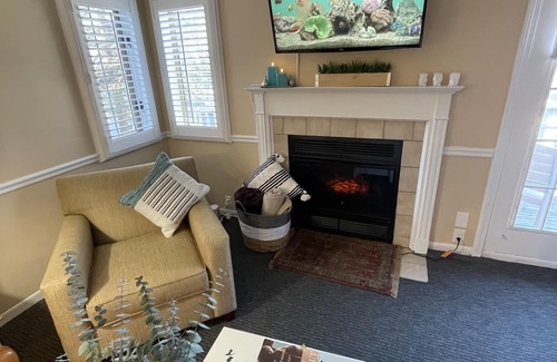 Norwich Condominio | Cozy villa at Spa, 2 min to Mohegan, king-size bed, hot tub, sauna, and pool!