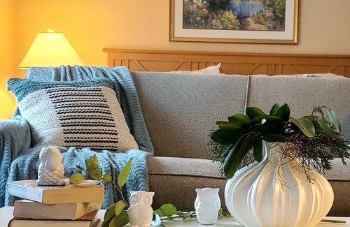 Norwich Condominio | Cozy villa at Spa, 2 min to Mohegan, king-size bed, hot tub, sauna, and pool!