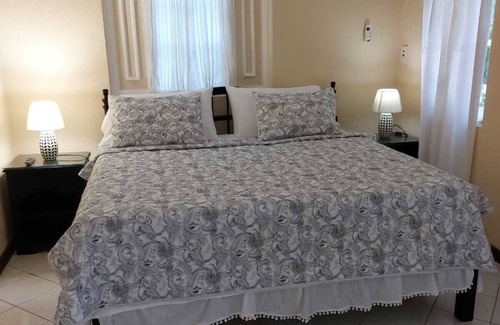 Runaway Bay Complejo | Cozy Villa Escape