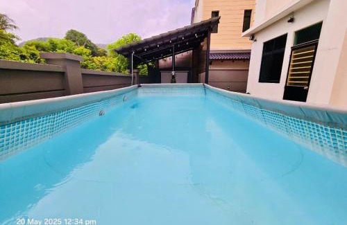 Batu Ferringhi Casa | Cozy Villa - Private Pool, 5BR, KTV, BBQ, PS5 just 3 Mins to Batu Ferringhi Beach!