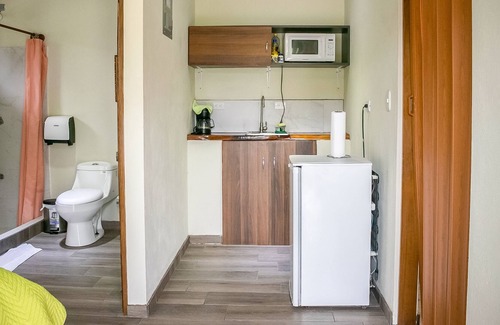 Aguas termales de Arenal Apartamento | Cozy villa with volcano views, fast WiFi, kitchenette & hammock - dog-friendly