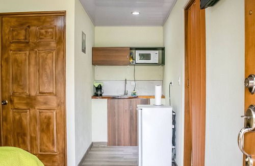 Aguas termales de Arenal Apartamento | Cozy villa with volcano views, fast WiFi, kitchenette & hammock - dog-friendly