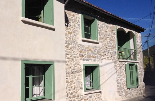 Arbas Casa | Acogedora casa de pueblo con terraza y jardín, rodeada de vegetación.
