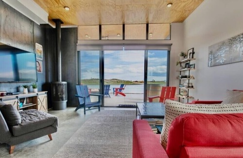 Quincy Cabina | Cozy vineyard home with a hot tub at the Gorge Amphitheater. Inside CaveB Winery