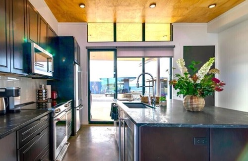 Quincy Cabina | Cozy vineyard home with a hot tub at the Gorge Amphitheater. Inside CaveB Winery