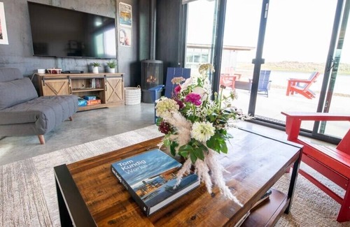 Quincy Cabina | Cozy vineyard home with a hot tub at the Gorge Amphitheater. Inside CaveB Winery