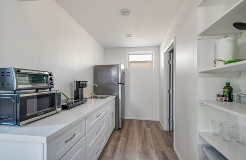 Vista Apartamento | Cozy Vista Studio, close to the beach, super close to great hiking and hospitals