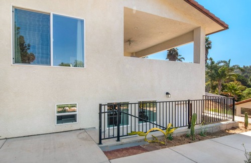Vista Apartamento | Cozy Vista Studio, close to the beach, super close to great hiking and hospitals