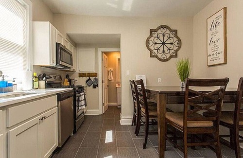 Libertyville Apartamento | Cozy W Front Porch DT Libertyville near Naval Base