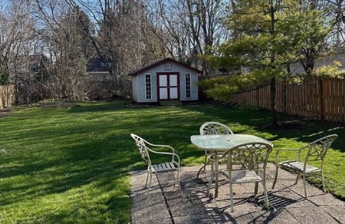 Libertyville Apartamento | Cozy W Front Porch DT Libertyville near Naval Base